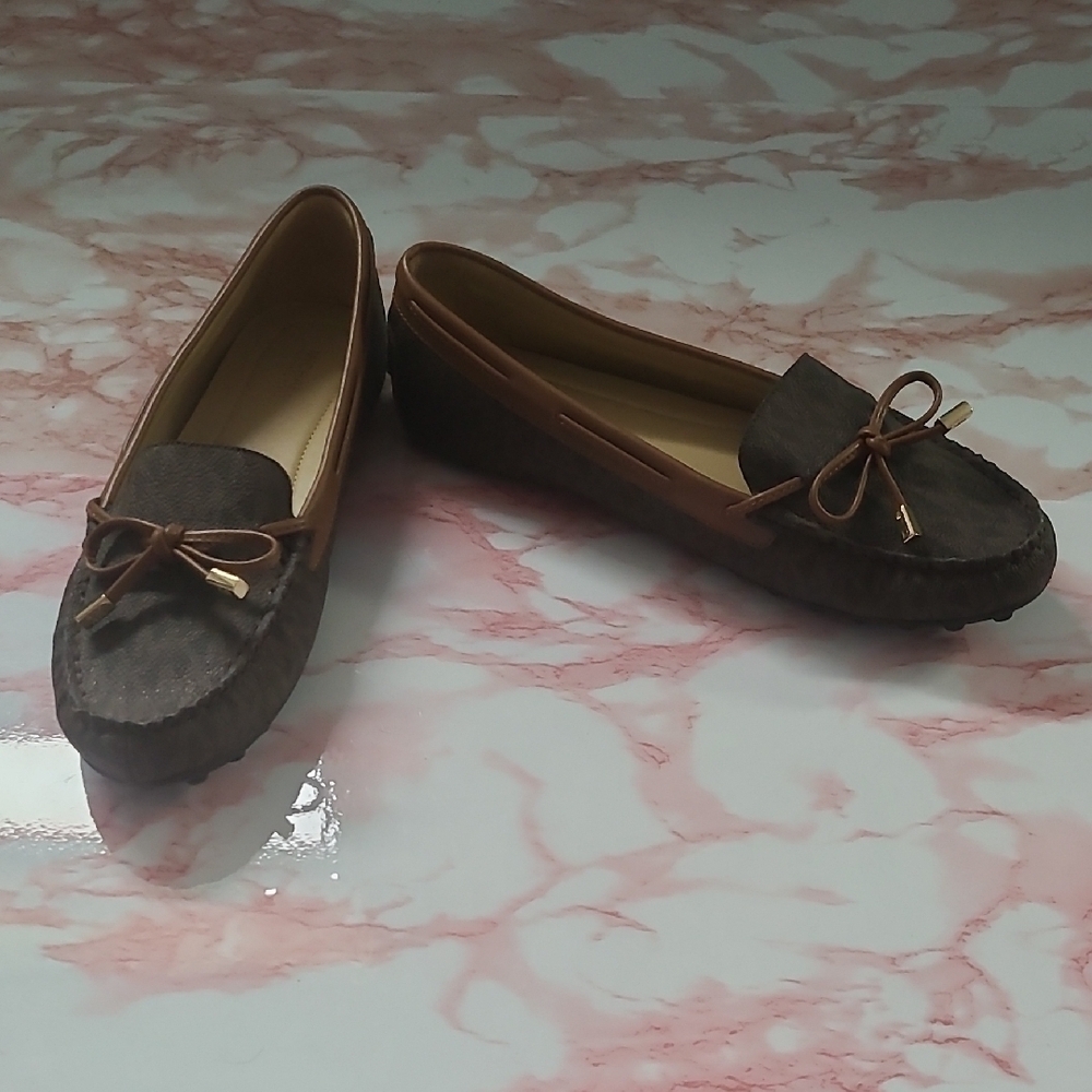 EUC Michael Kors Brown Leather Moc Crocodile Loafers Gold Bar Trim Sz 9M